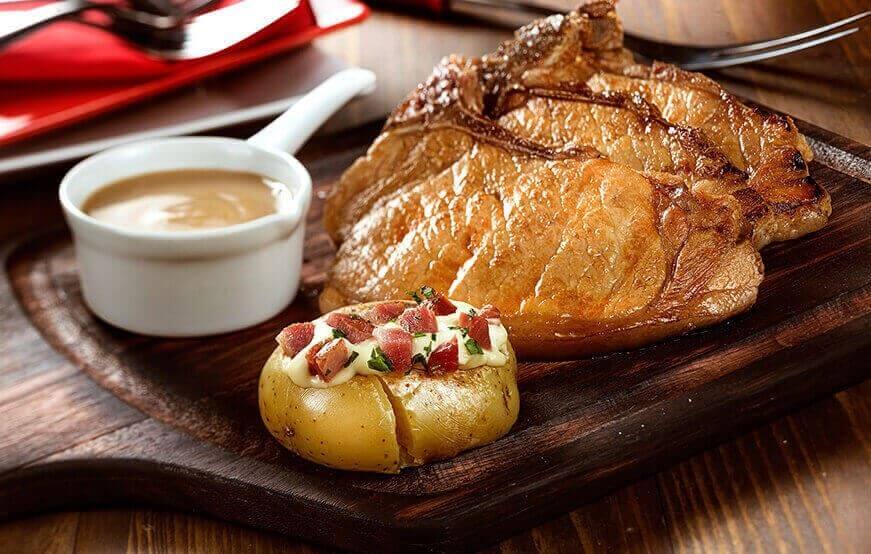 Bisteca Frimesa ao molho de cerveja de trigo com batata recheada