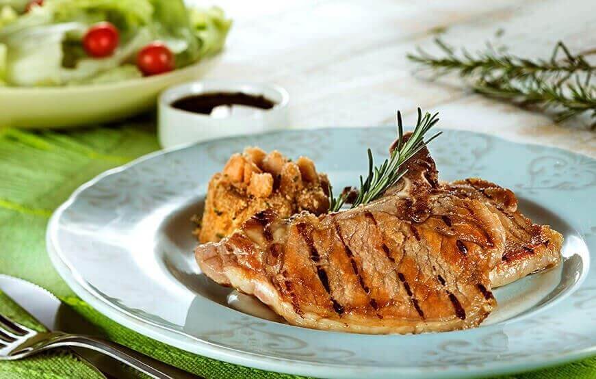 Bisteca Suína Frimesa à moda fiorentina com farofa de banana