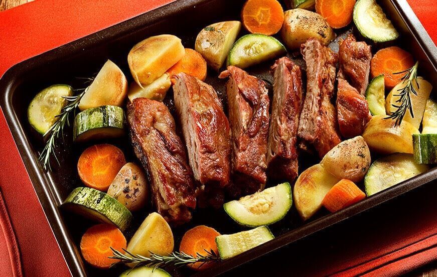 Costela Suína Frimesa assada no forno com legumes