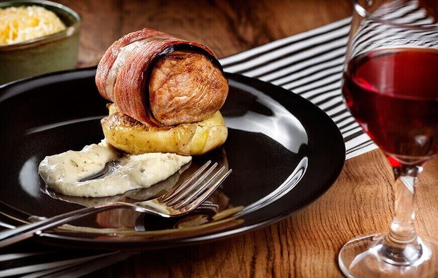 Filé Mignon Suíno Frimesa com molho gorgonzola e batatas ao murro