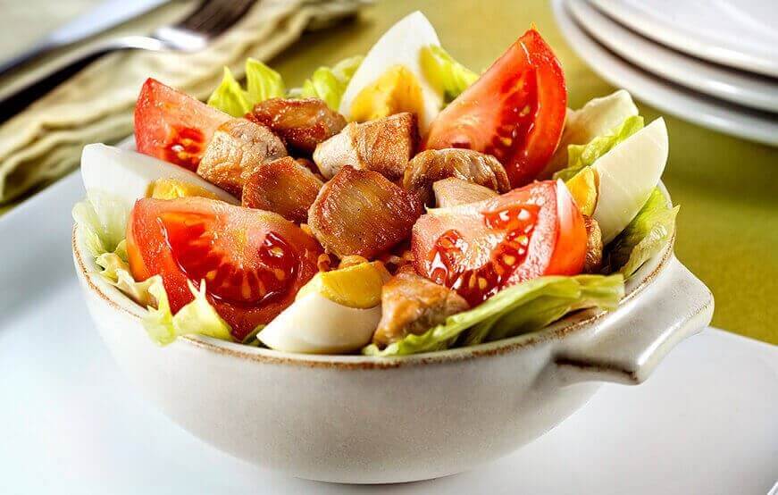 Salada composta com Alcatra Suína Frimesa na mostarda