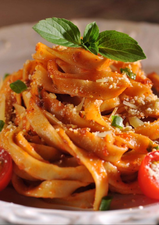 Espaguete com ragu de linguiça