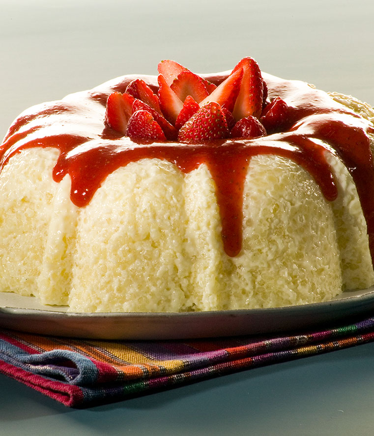 Pudim de tapioca simples com calda de morango