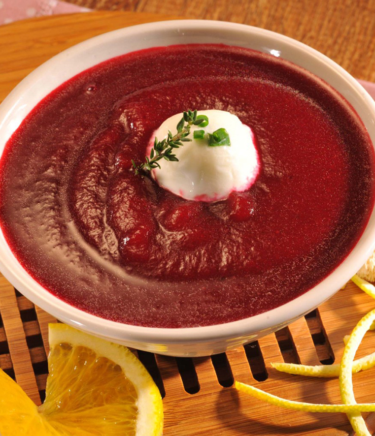 Sopa light de beterraba com gelinho de iogurte