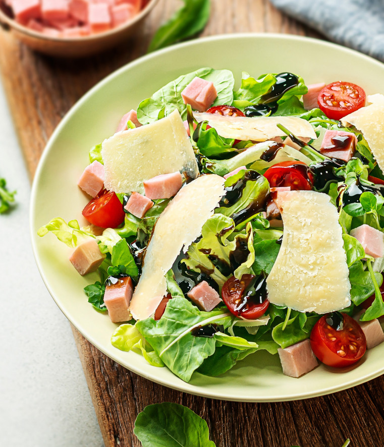 Salada fresca com presunto