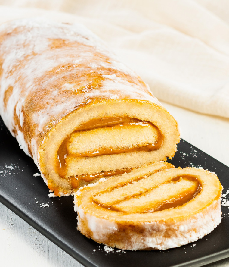 Rocambole de Doce de Leite com ameixa