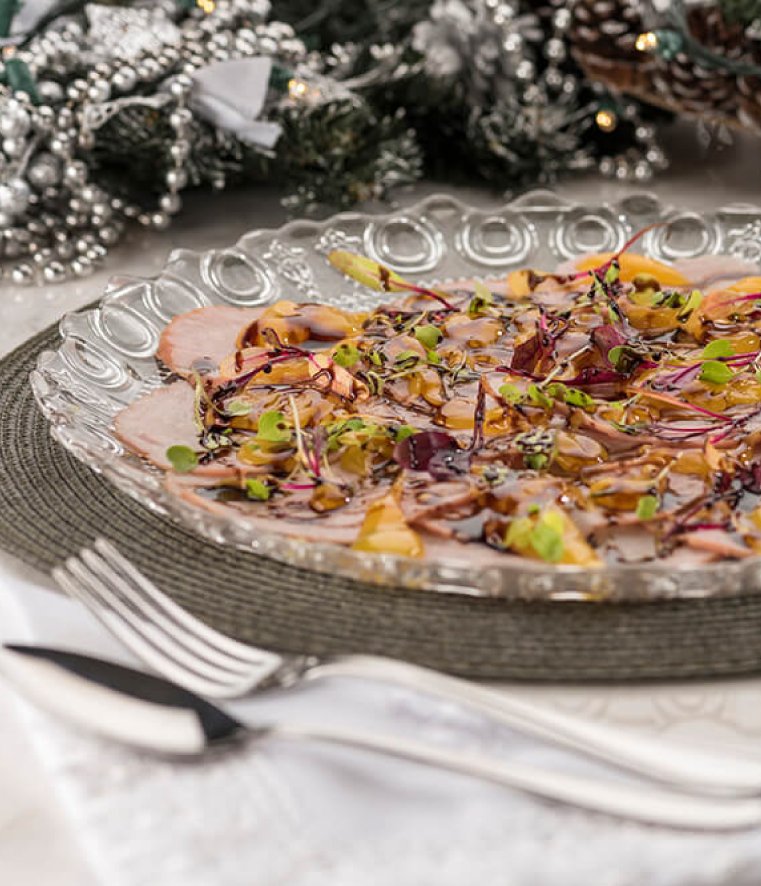 Carpaccio de tender ceia prática com molho de laranja, minibrotos e redução de balsâmico