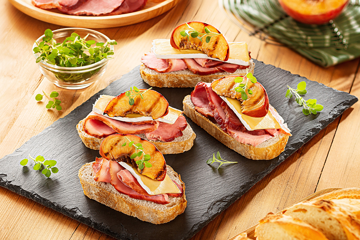 Bruschettas de Presunto tenro com queijo brie e pêssegos grelhados