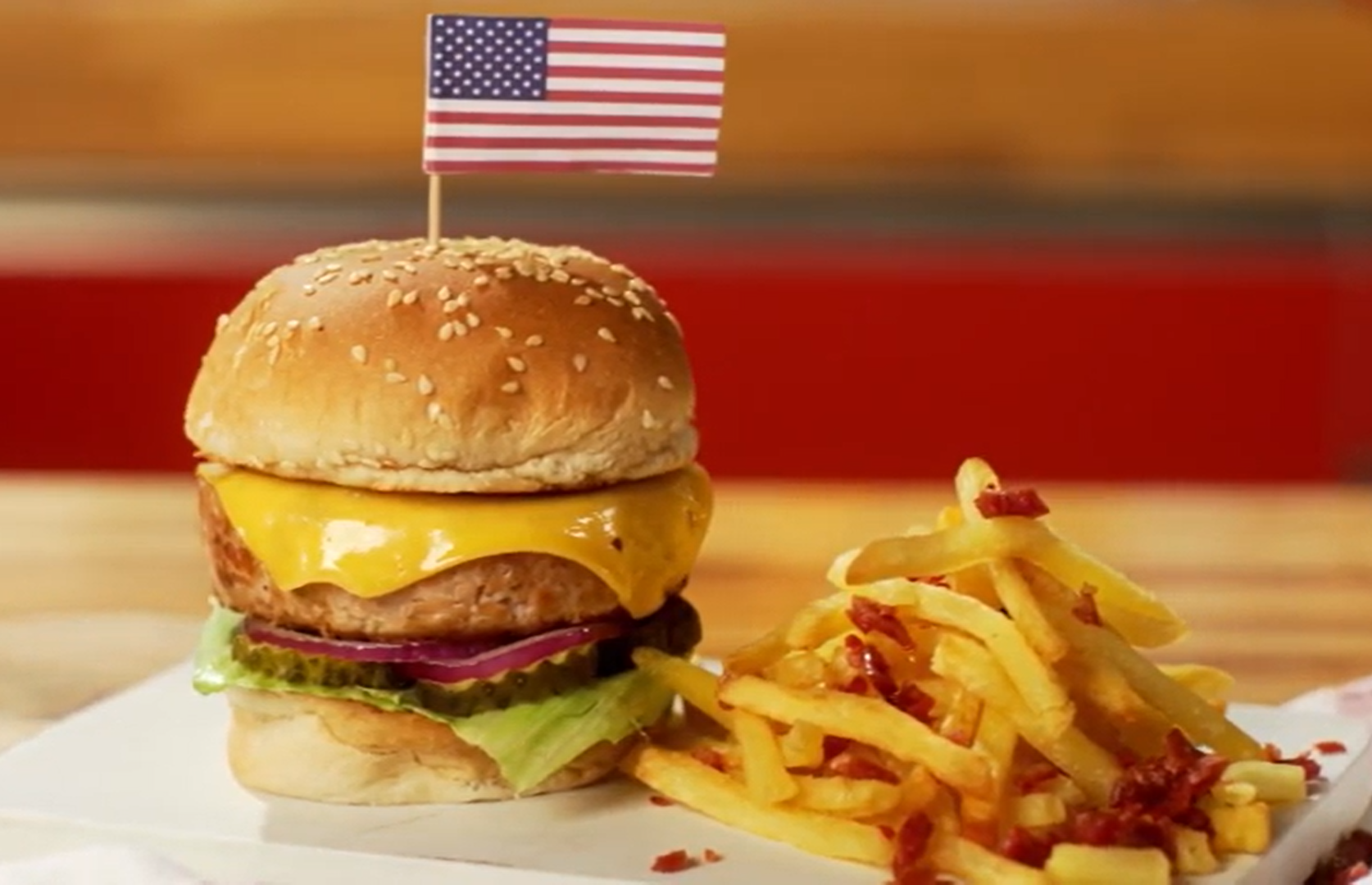 Hambúrguer de costela suína com bacon e batata frita com copa crispy