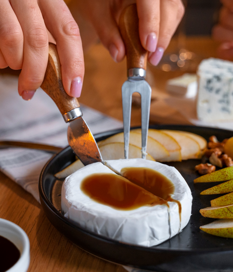 Queijo tipo Brie com Melado de Cana de Açúcar