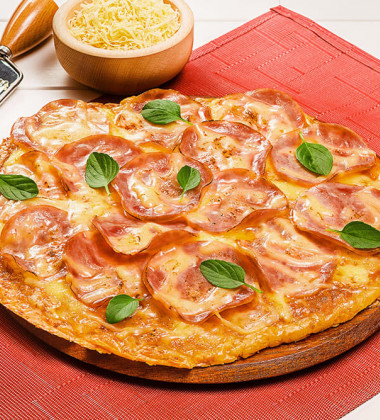 Pizza de pão de queijo com lombo suíno