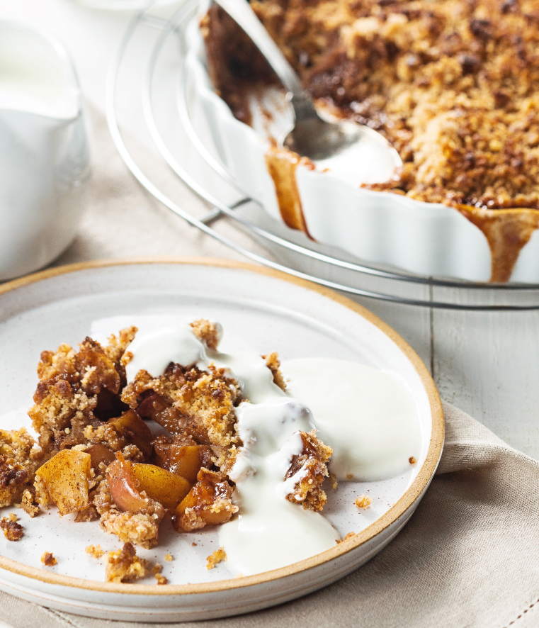 Crumble de maçã com calda de iogurte