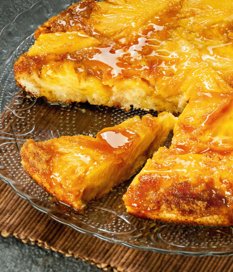 Torta de abacaxi com calda de Iogurte Grego