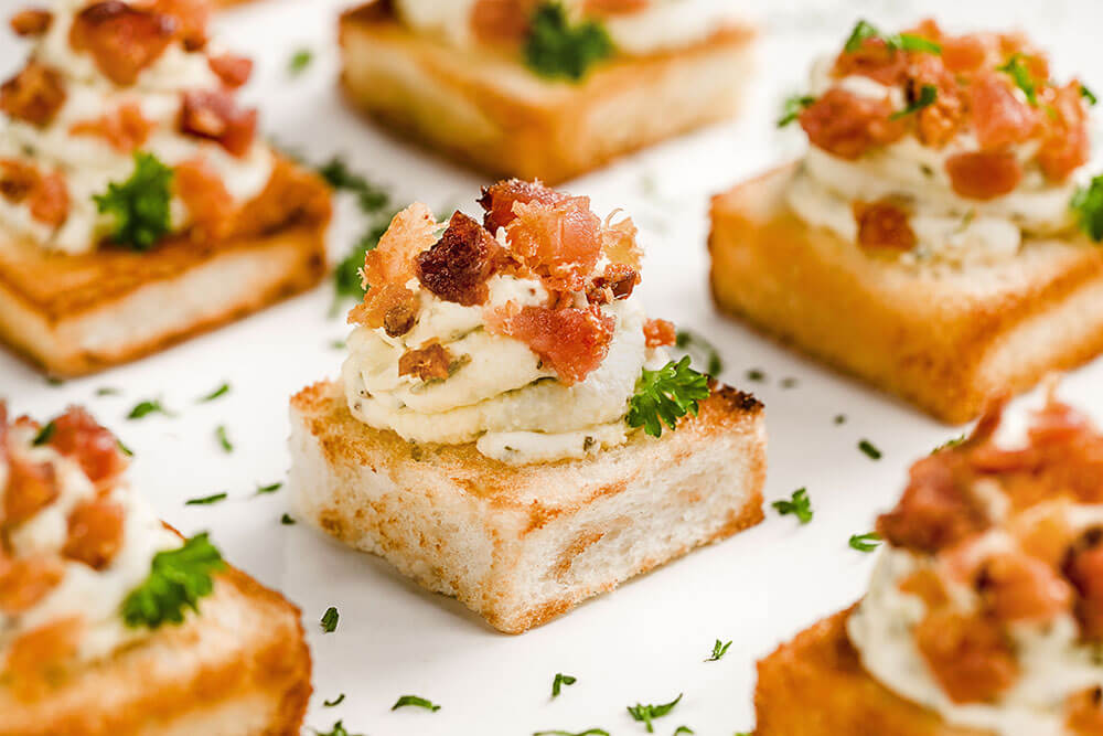 Canapés de pururuca de bacon com creme de ervas