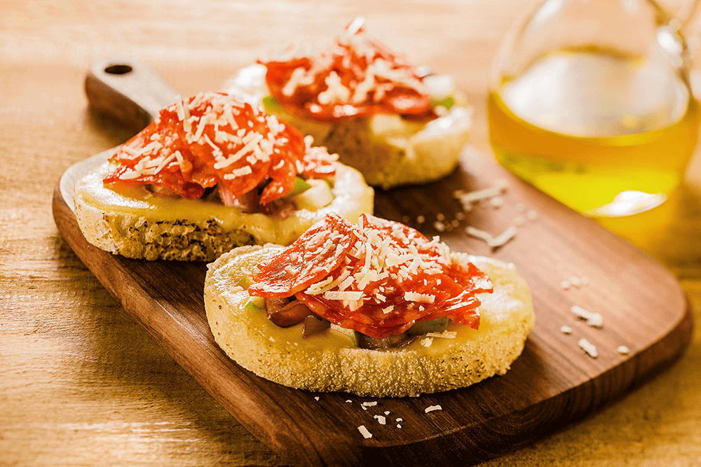 Bruschettas de calabresa com maçã