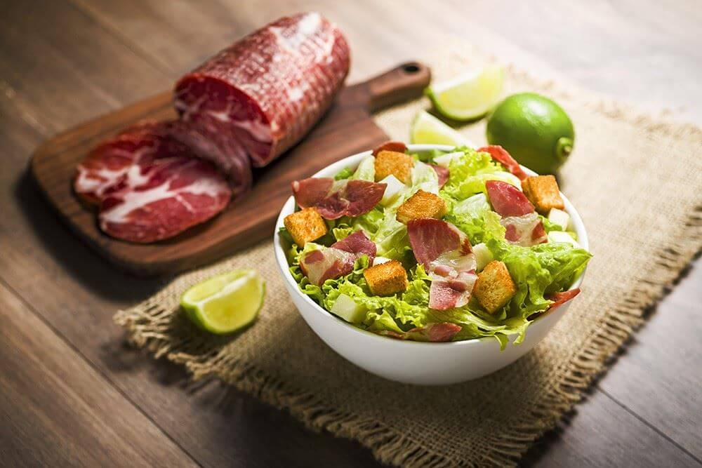 Salada com croûtons de Copa Curada Frimesa