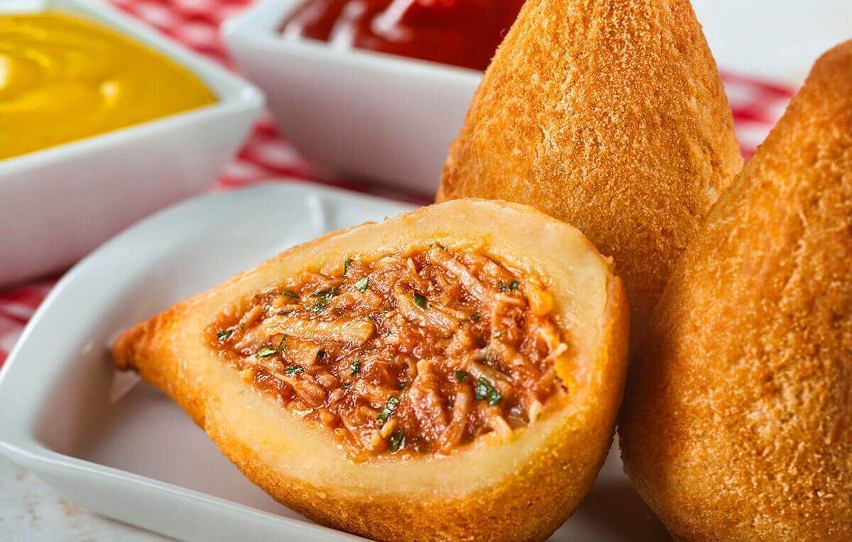 Coxinha de pernil desfiado