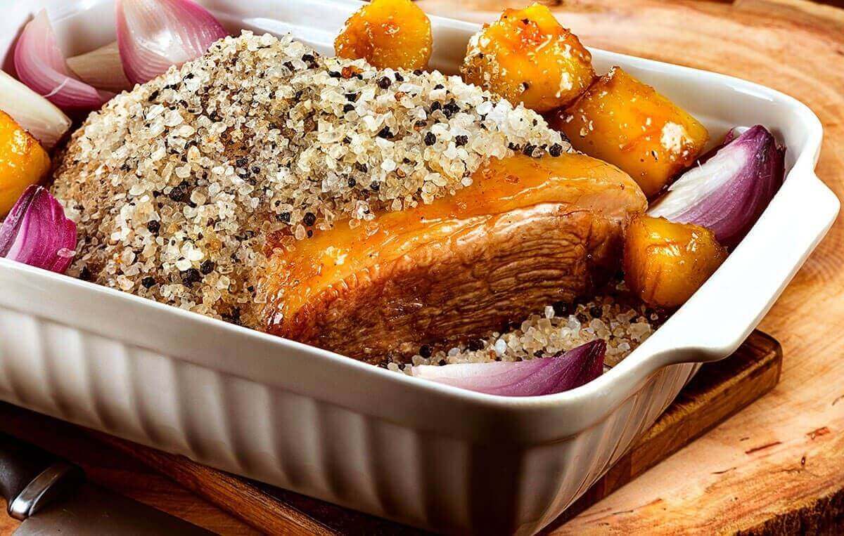 Picanha Suína Frimesa em crosta de pimenta assada com batata-doce e cebola-roxa