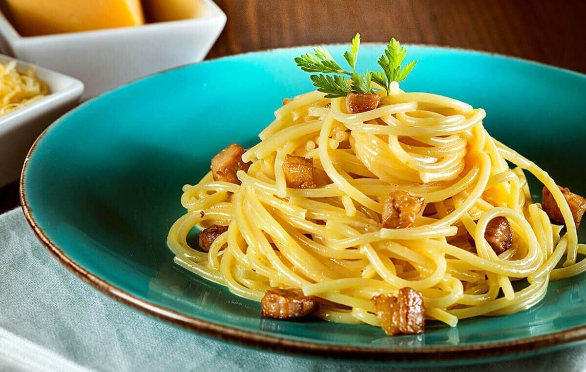 Panceta Suína Frimesa e spaguetti à carbonara