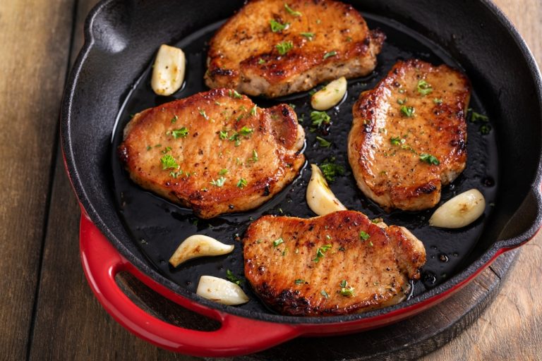 Por que a carne solta água ao fritar na frigideira