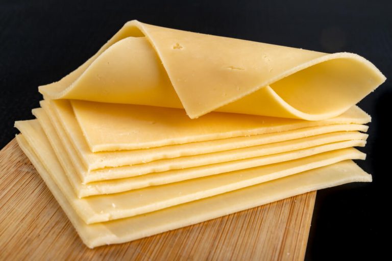 Queijo aberto na geladeira: como conservar da forma correta